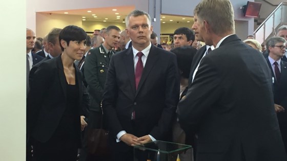 Forsvarsminister Ine Eriksen Søreide sammen med sin kollega Tomasz Siemoniak fra Polen på messen.