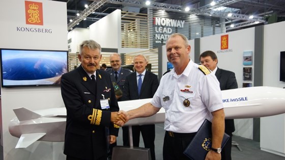 Vice Admiral Marian Ambroziak (inspector of the Polish Navy) sammen med Generalinspektør for Sjøforsvaret Lars Saunes. 