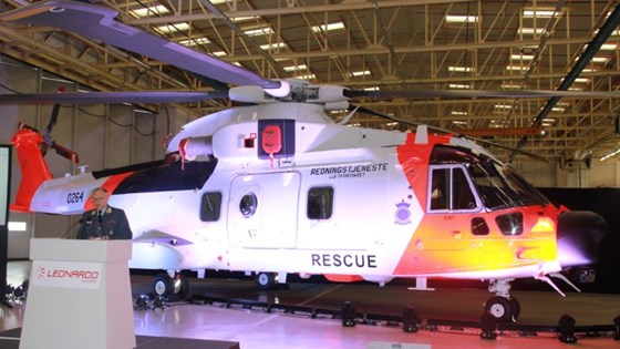 De to første nye redningshelikopteret Norge har bestilt ble i dag avduket i Storbritannia.
