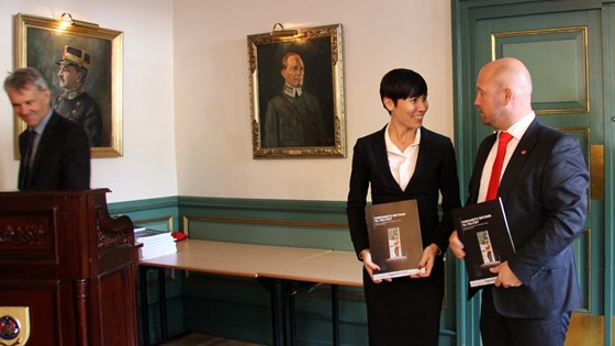 Arne Røksund overleverte sin rapport til forsvarsminister Ine Eriksen Søreide og justis- og beredskapsminister Anders Anundsen.