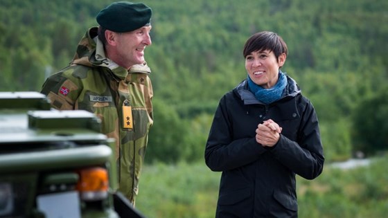 Generalmajor Rune Jakobsen saman med forsvarsminister Ine Eriksen Søreide under overleveringa av nye CV90 i september 2015.