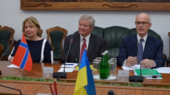 En delegasjon fra Norge besøkte Ukraina. På bildet ser vi oberst Britt Brestrup, direktør Bård Bredrup Knudsen og seniorrådgiver Svein Eriksen.
