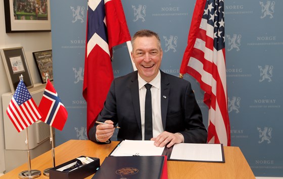 Minister of Defence Frank Bakke-Jensen sign an agreement between Norway and USA