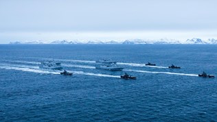 Marinens fregatter og korvetter seiler i formasjon i Andfjorden under Flotex 2016.