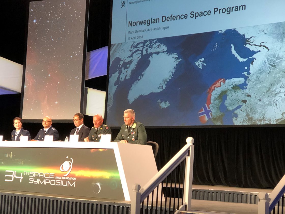 Generalmajor Odd-Harald Hagen (til høyre) presenterte Forsvarsdepartementets romprogram i en paneldebatt ledet av generalmajor Nina M. Armagno fra US Air Force (til venstre). 