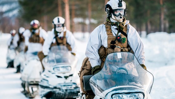 Soldatar frå 2. bataljon kjører snøscootere for å drive stridsoppklaring for Brigade Nord under øvelse Vintermauk i Troms, februar 2018. 