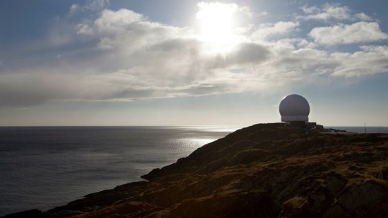Forsvarets stasjon Vardø har som fremste oppgave å operere Globus-radarene som kartlegger bevegelser i luftrommet over Barentshavet og våre øvrige interesseområder i nord.