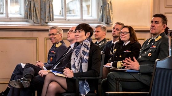 Vernepliktsutvalget la fram sin rapport til forsvarsministeren 27. oktober 2015.