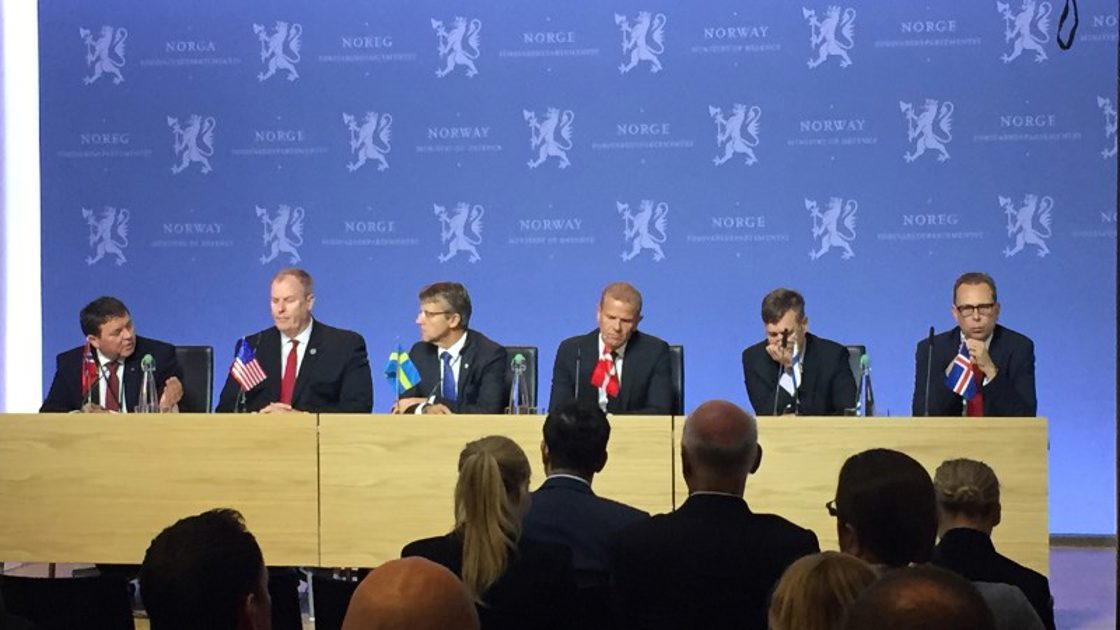Statssekretær Øystein Bø (Norge), viseforsvarsminister Robert Work (USA), statssekretær Jan Salestrand (Sverige), departementsjef Lars Findsen (Danmark), ekspedisjonssjef Esa Ilmari Pulkkinen (Finland), og ambassadør Hermann Ingólfsson (Island).
