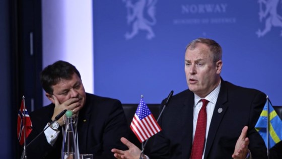 Statssekretær Øystein Bø og viseforsvarsminister Robert Work (USA). 