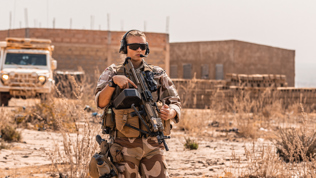 Styrkebeskyttelsesoldat fra NORTAD III på rekognosering i Bamako, Mali.