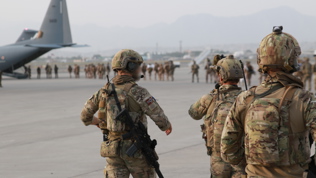 Bilder fra den kaotiske uttrekkningen av Kabul i august 2021, bildet viser situasjonen rundt om på flyplassen og i området rundt flyplassen i disse dagene.