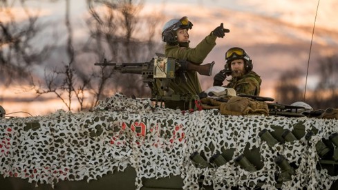 To soldater på en stridsvogn