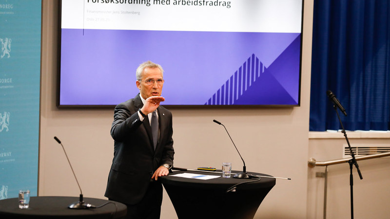 Bildet viser finansminister Jens Stoltenberg som presenterer høringsforslaget om forsøksordning med fradrag i arbeidsinntekt for unge mellom 20 og 35 år.