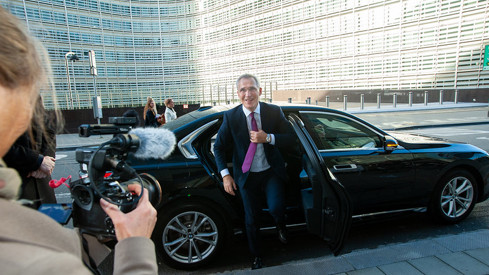 Finansministeren ankommer den norske EU-delegasjonen i Brussel i bil