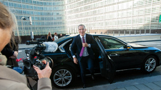 Finansministeren ankommer den norske EU-delegasjonen i Brussel i bil