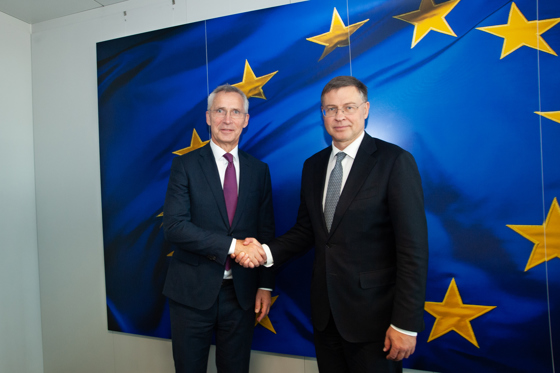 Bildet viser Finansminister Stoltenberg etter møtet med kommissær Dombrovskis.