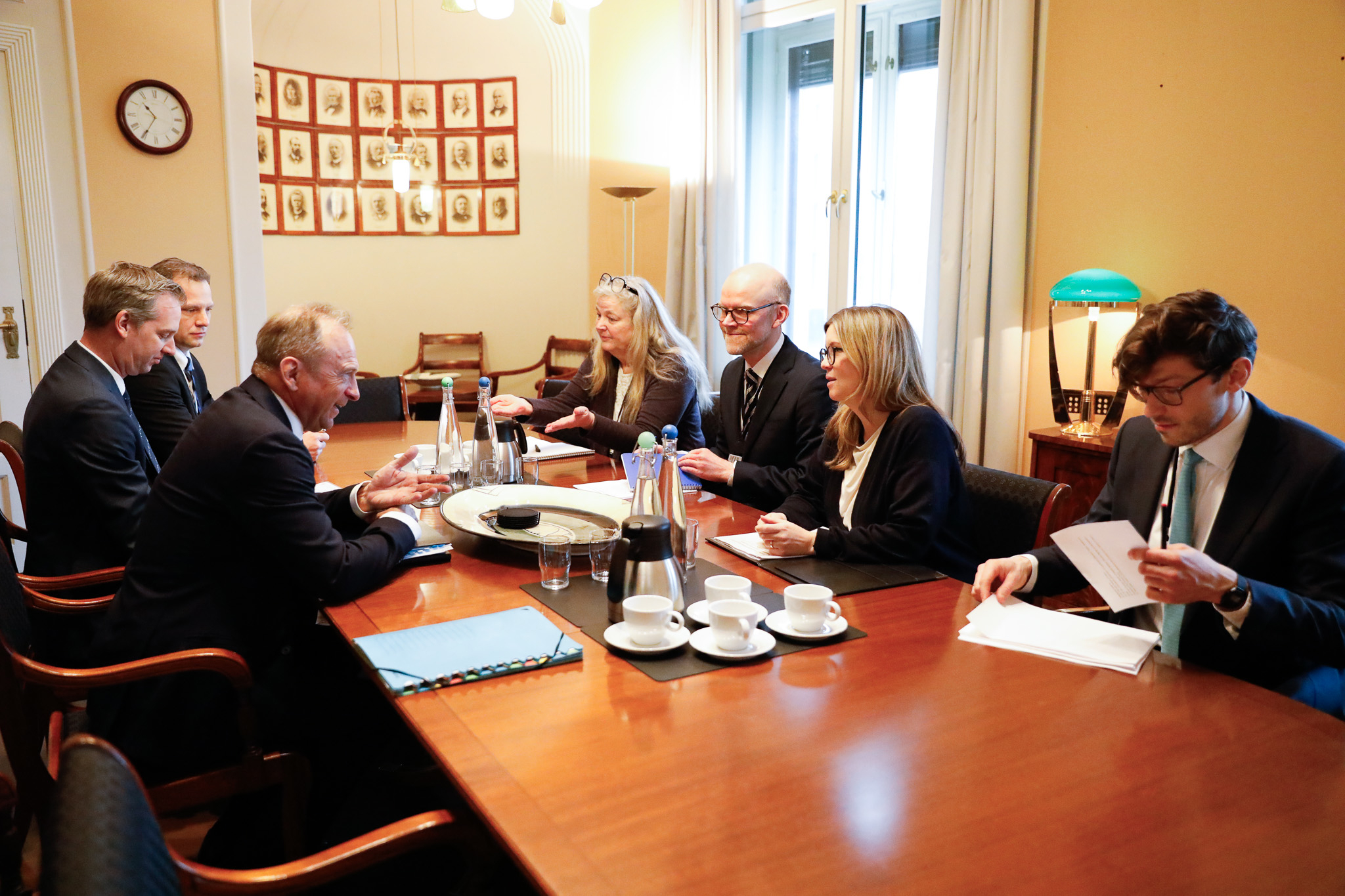 Statssekretær Sissel Kruse Larsen i samtale med Luxembourgs finansminister Gilles Roth.