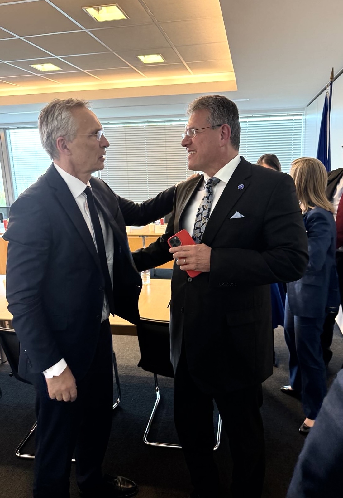 Bildet viser finansminister Jens Stoltenberg og EUs kommissær for handel og økonomisk sikkerhet Maroš Šefčovič.