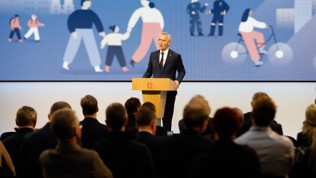 Bildet viser Finansminister Jens Stoltenberg presentere innholdet i regjeringens forslag til statsbudsjett for 2026 i Marmorhallen.