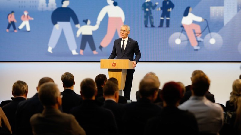 Bildet viser Finansminister Jens Stoltenberg presentere innholdet i regjeringens forslag til statsbudsjett for 2026 i Marmorhallen.