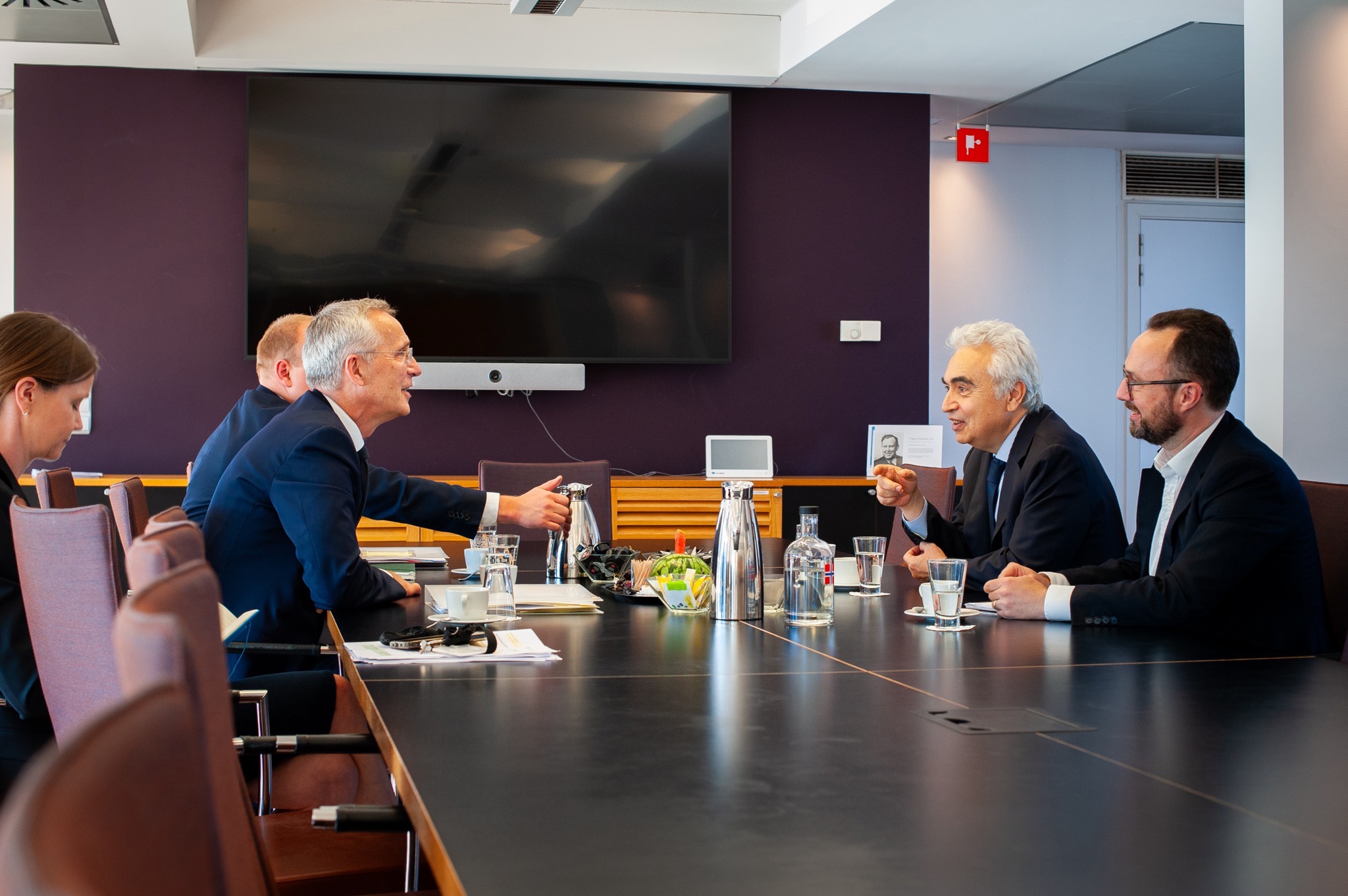 Finansminister Jens Stoltenberg og sjefen for Det internasjonale energibyrået (IEA), Fatih Birol, under møtet i Brussel.