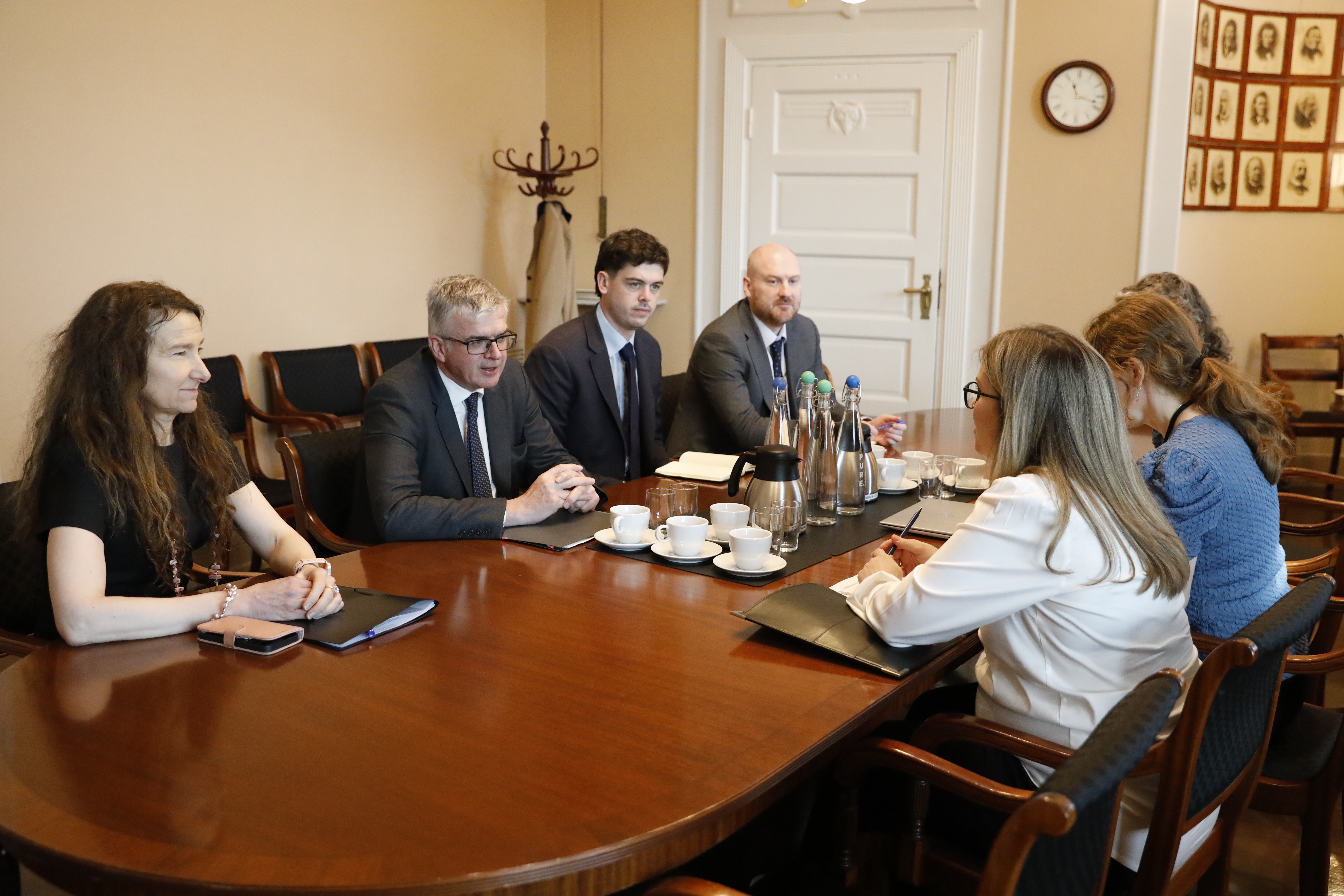 Fra venstre: sekretær Rhys Waskett, visedepartementsråd Michael Ellam, ambassadør Jan Thompson, sekretær ved ambassaden, Tom West. Fra Finansdepartementet deltok fagsjef Vibeke Øi, internasjonal direktør Hege Eliassen og statssekretær Sissel Kruse Larsen.