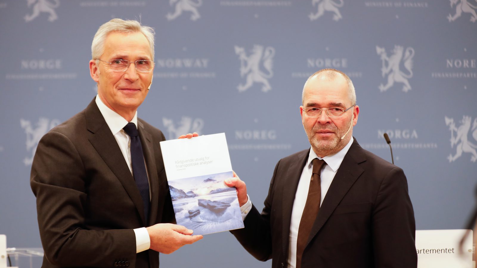 Finansminister Jens Stoltenberg mottok rapport fra Finanspolitikkutvalgets leder Ragnar Torvik