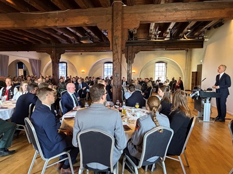 På frigjørings- og veterandagen deltok finansminister Jens Stoltenberg på lunsj for veteraner på Artilleriloftet på Akershus festning.