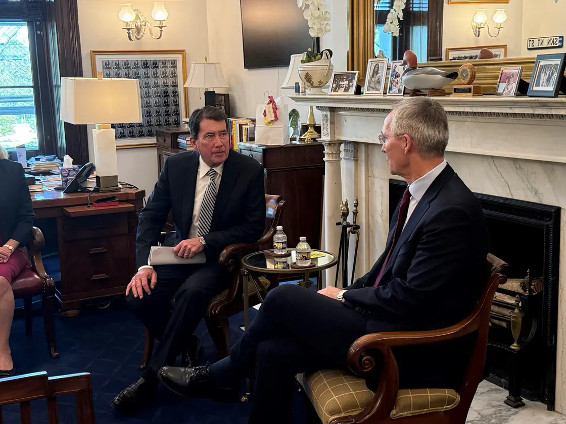 Finansminister Jens Stoltenberg og den amerikanske senatoren Bill Hagerty.