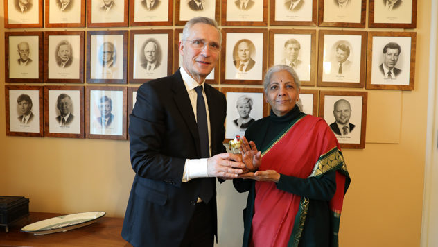 Bildet viser finansminister Jens Stoltenberg og Indias finansminister Nirmala Sitharaman.