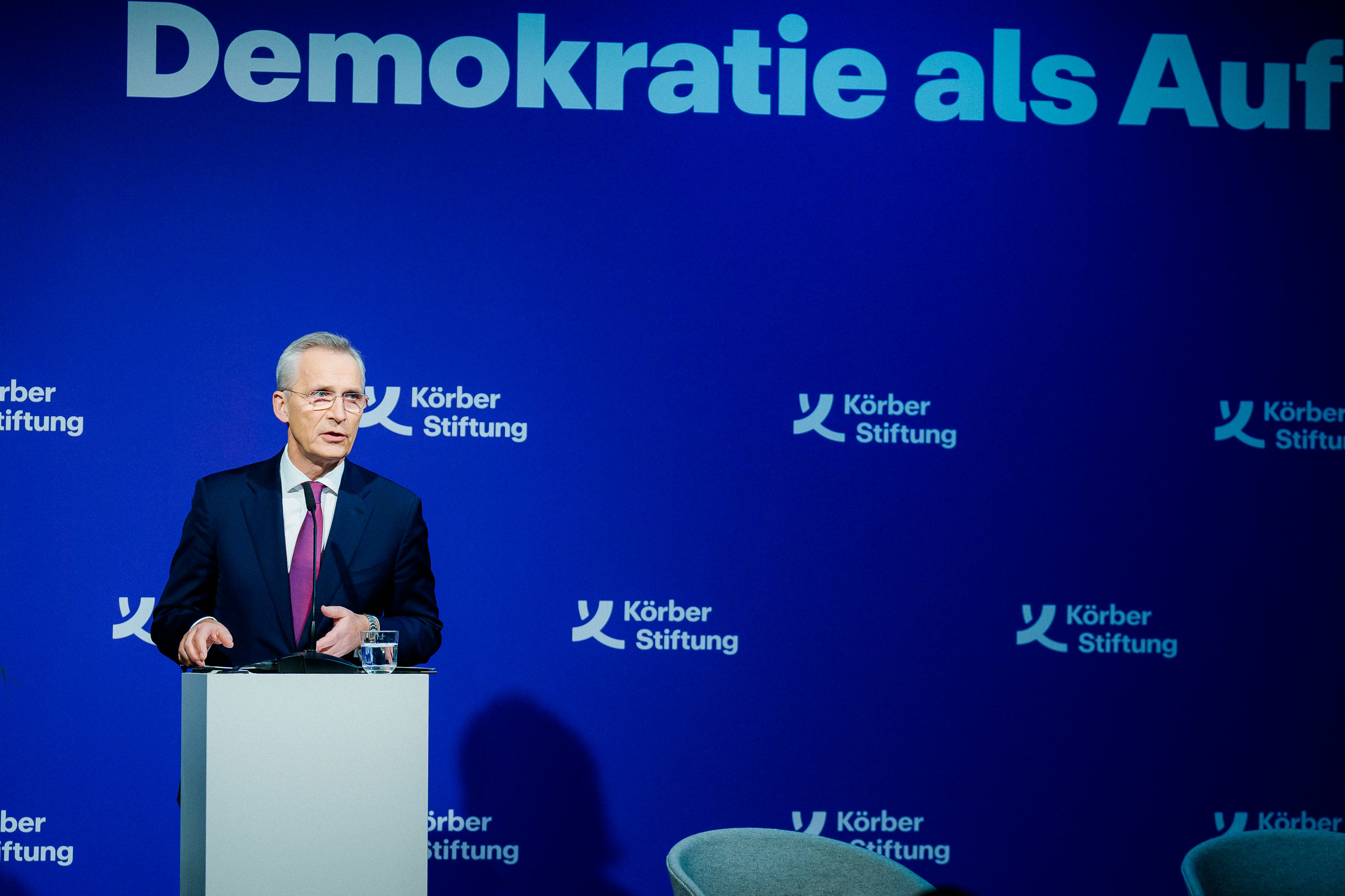 Finansminister Jens Stoltenberg holdt hovedtalen på symposiet “Democracy as a Mission” arrangert i anledning forbundspresident Steinmeiers 70-årsdag.