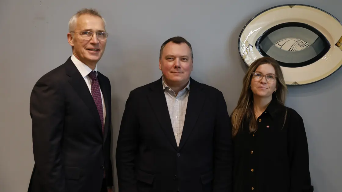 Finansminister Jens Stoltenberg, statssekretær i Finansdepartementet, Sissel Kruse Larsen og Ukrainas ambassadør til Norge, Oleksiy Petrovytj Gavrysh.