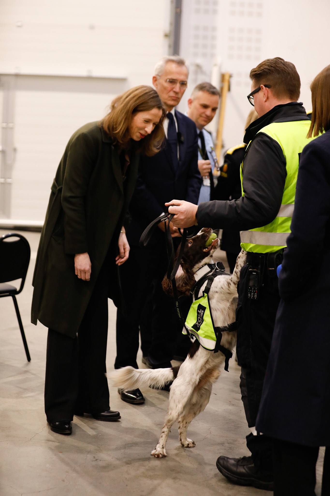 Bildet viser finansminister Jens Stoltenberg og justis- og beredskapsminister Astri Aas-Hansen få en gjennomgang tollernes arbeid med kriminalitetsbekjempelse.