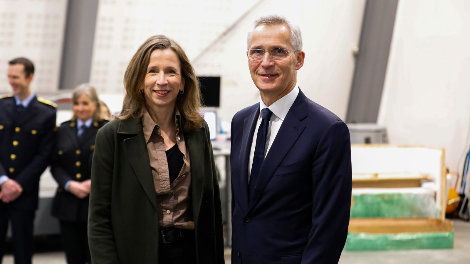 Bildet viser finansminister Jens Stoltenberg og justis- og beredskapsminister Astri Aas-Hansen få en gjennomgang tollernes arbeid med kriminalitetsbekjempelse.