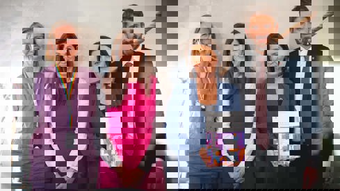 Helse- og omsorgsminister Jan Christian Vestre avbildet sammen med fastlege Kristin Sæther, kommuneoverlege Karoline Harding og generalsekretær i Diabetesforbundet Britt Inger Skaanes