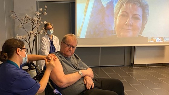 Svein Andersen (67) fikk den første vaksinedosen i Norge.