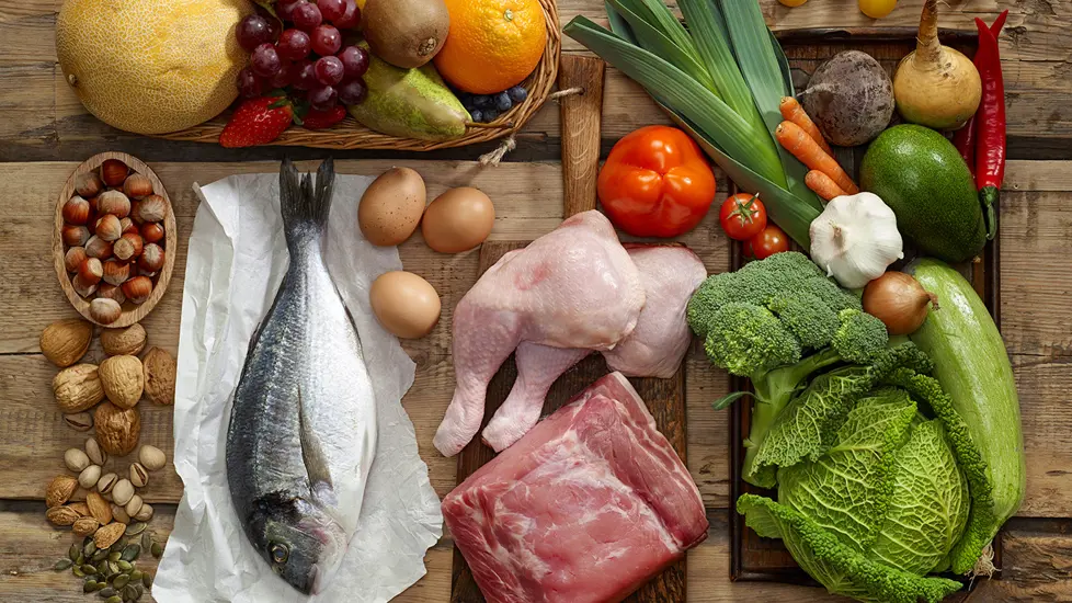 Illustrasjonsfoto av sunn mat med fisk, kjøtt, kylling og grønnsaker