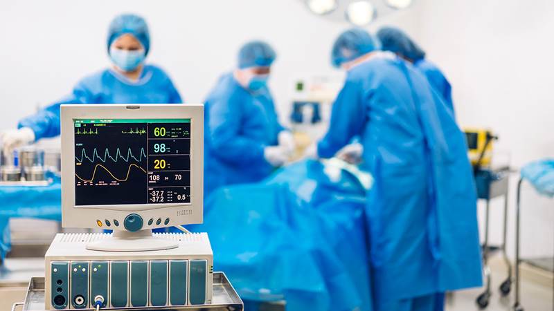 Fire sykehus-ansatte i en operasjonssal