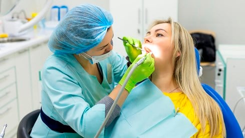 En tannlege og en pasient
