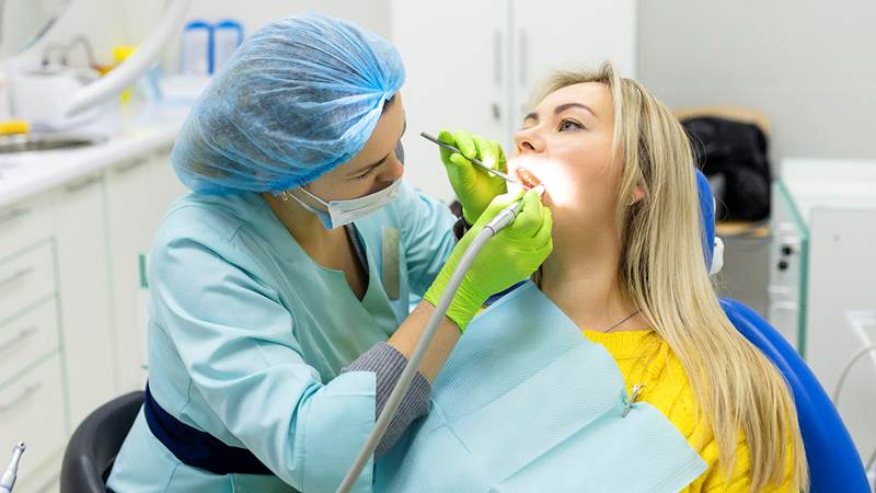 En tannlege og en pasient