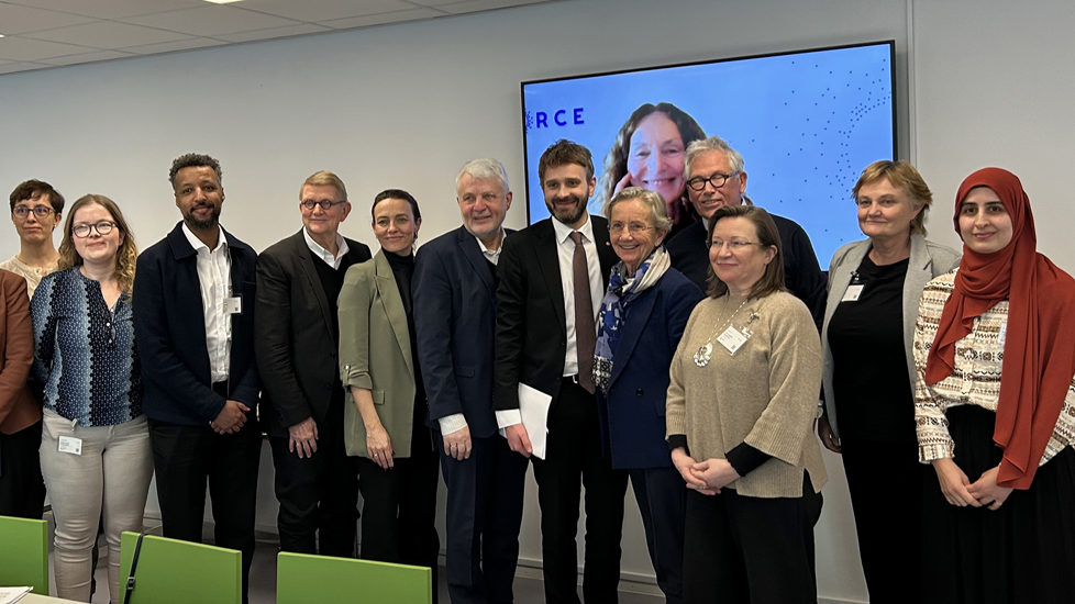 Fellesfoto med medlemmene av nytt folkehelsepolitisk råd. Helse- og omsorgsminister Jan Christian Vestre og leder av rådet Dagfinn Høybråten er i midten av bildet.