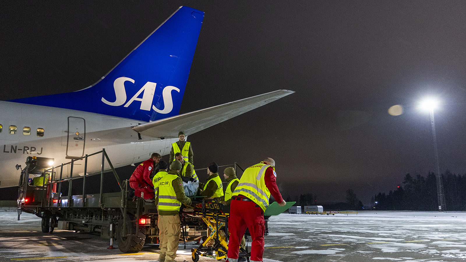 Et SAS-fly med ukrainske pasienter og pårørende i kveldsmørket