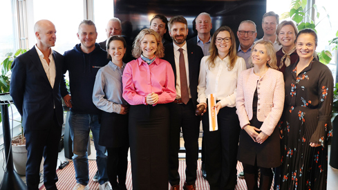 Oversiktsbilde av leverandørene som holdt innspill på møtet, samt helse- og omsorgsminister Jan Christian Vestre og digitaliserings- og forvaltningsminister Karianne Tung