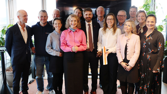 Oversiktsbilde av leverandørene som holdt innspill på møtet, samt helse- og omsorgsminister Jan Christian Vestre og digitaliserings- og forvaltningsminister Karianne Tung