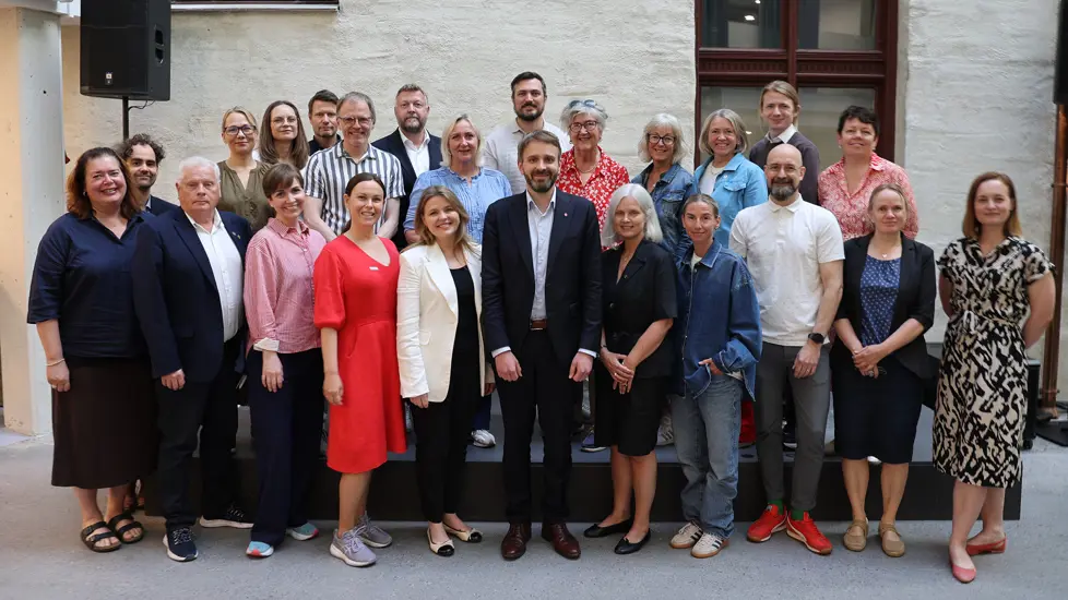Helse- og omsorgsministeren og partnerne i partnerskap for eldrekraften