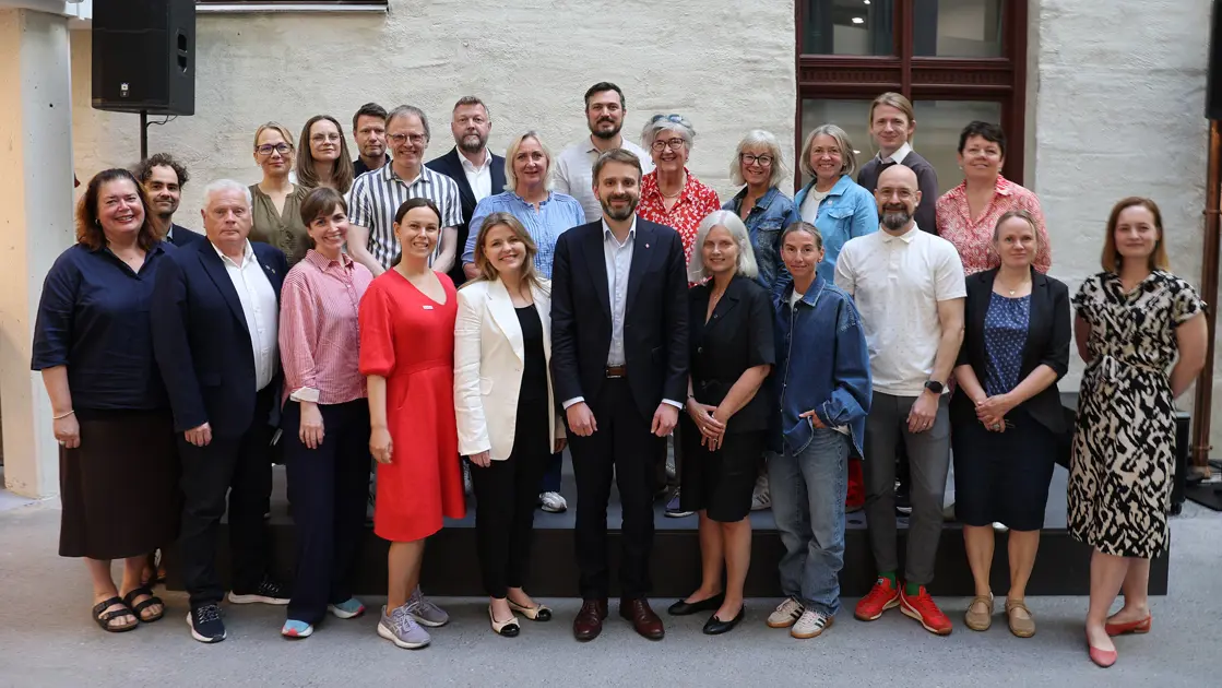 Helse- og omsorgsministeren og partnerne i partnerskap for eldrekraften