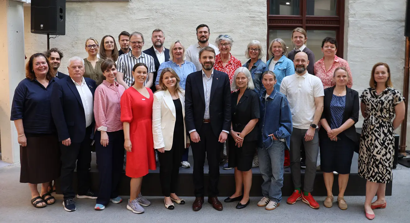 Helse- og omsorgsministeren og partnerne i partnerskap for eldrekraften