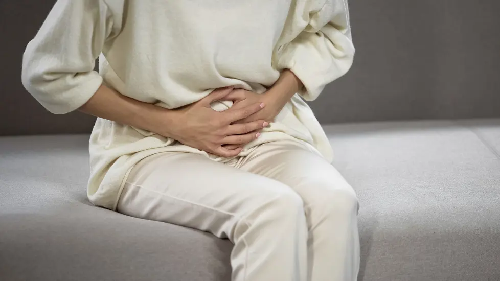 Illustrasjonsfoto av en kvinne som er i smerter på grunn av sykdommen endometriose