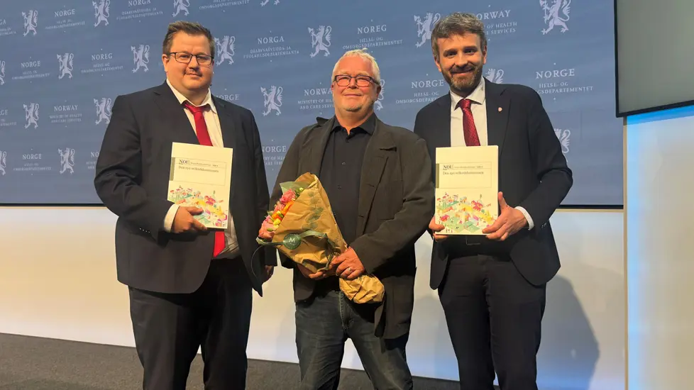 Helse- og omsorgsminister Jan Christian Vestre sammen med utvalgsleder Kjell Erik Ullmann Øie og statssekretær i Kommunal- og distriktsdepartementet Martin Østtveit-Moe